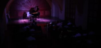 RECITAL DE PIANO DE CARLOS MATUS CAUTIVA AL PÚBLICO EN EL CENTRO CULTURAL EL CLASUTRO